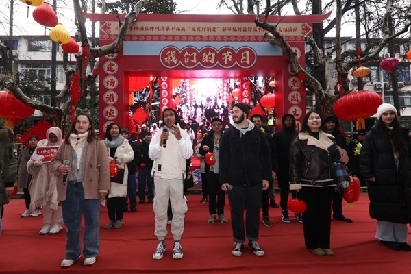“熊貓叨叨”團隊參加上海四平社區(qū)“元宵行街會”。