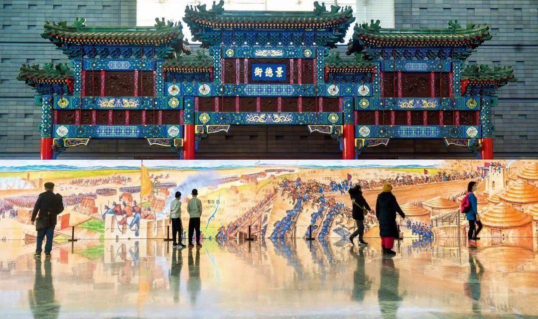 △2022年1月，觀眾在首都博物館參觀“穿越時空的大運河”數(shù)字影像展。