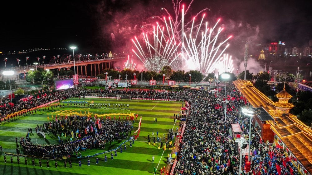 2024全國“村晚”示范展示活動(dòng)暨貴州“村超村晚”舉行音樂煙花秀表演（無人機(jī)照片，2024年2月3日攝）。新華社記者 劉續(xù) 攝