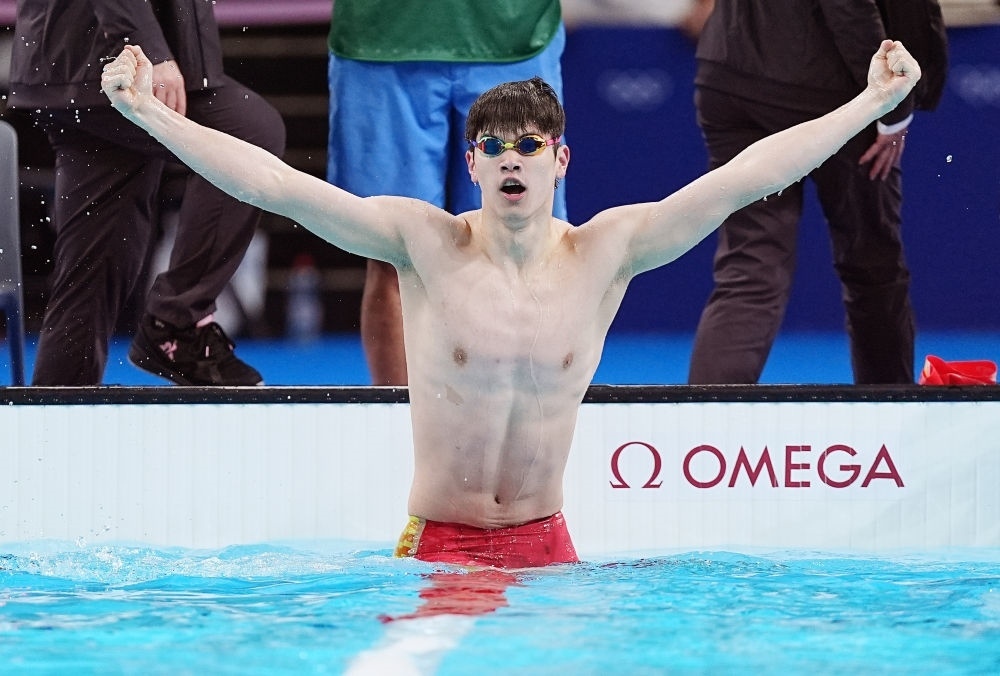 中國選手潘展樂在巴黎奧運(yùn)會(huì)游泳男子100米自由泳決賽后慶祝奪冠及打破世界紀(jì)錄（2024年7月31日攝）。新華社記者 杜宇 攝
