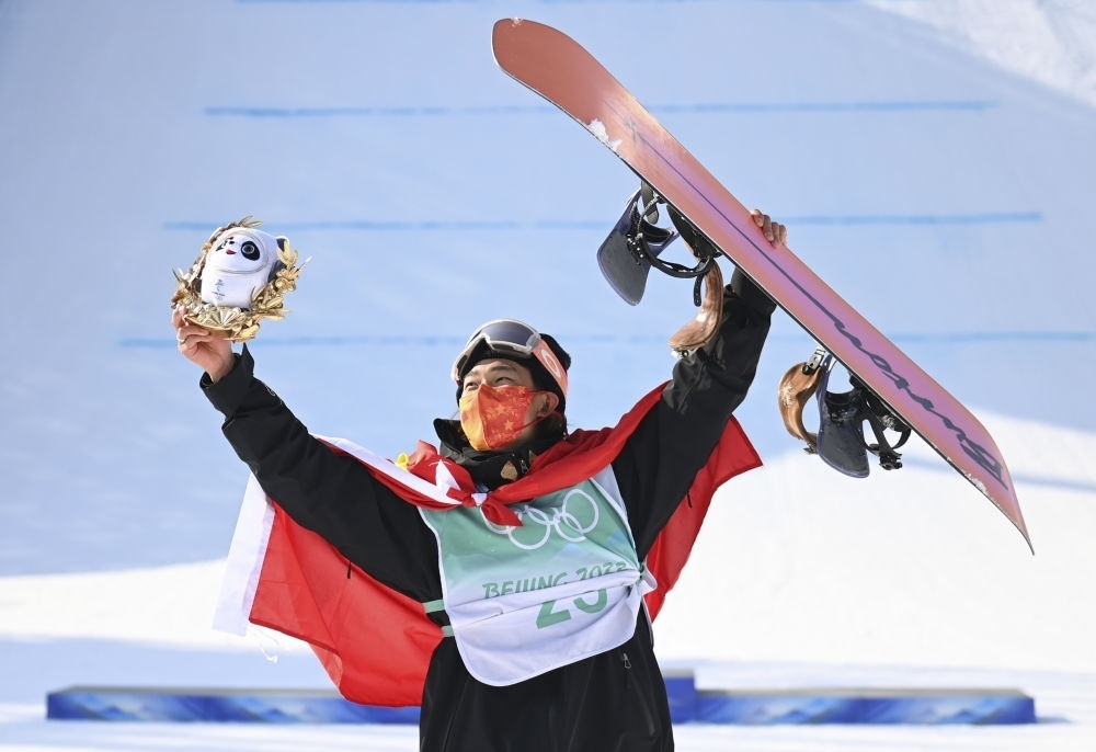 蘇翊鳴在北京2022年冬奧會(huì)單板滑雪男子大跳臺(tái)決賽奪冠后慶祝（2022年2月15日攝）。新華社記者 黃宗治 攝