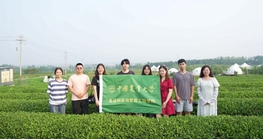 在山東日照，中國農(nóng)業(yè)大學食品學院實踐團就農(nóng)業(yè)生產(chǎn)智能化設(shè)備、肥料選用等問題開展實地調(diào)研，并面向300余名村民陸續(xù)開展4次科普宣講。校方供圖