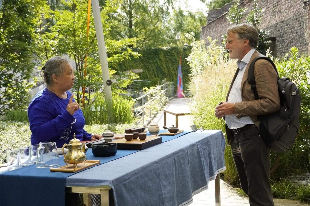 在博物館的戶外花園來賓品味中國茶藝。比利時(shí)維他命文化傳媒供圖