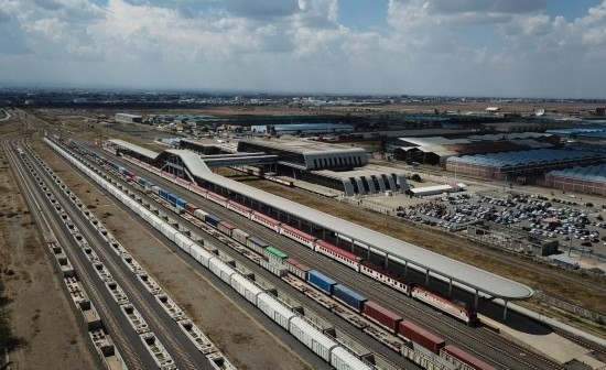 這是2023年9月在肯尼亞首都內(nèi)羅畢拍攝的蒙內(nèi)鐵路內(nèi)羅畢站（無(wú)人機(jī)照片）。新華社記者 韓旭 攝