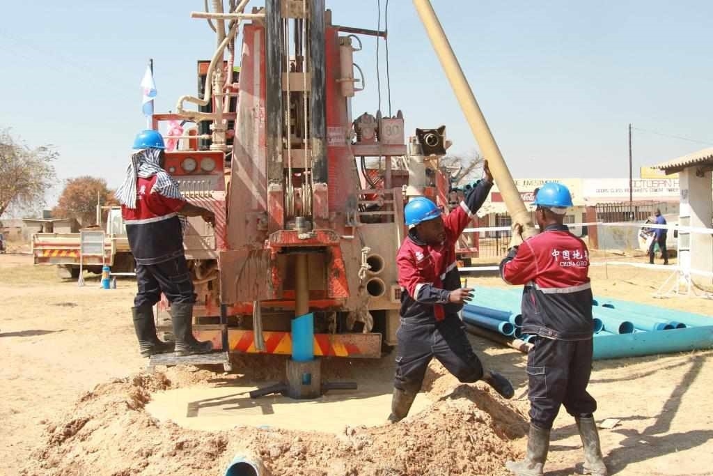 7月22日，工人在津巴布韋東馬紹納蘭省舉行的中國援津巴布韋300口水井項(xiàng)目開工儀式上鉆井。新華社發(fā)