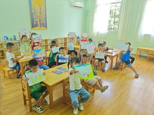 孩子們在公益托管班上畫畫課。莫菲菲攝