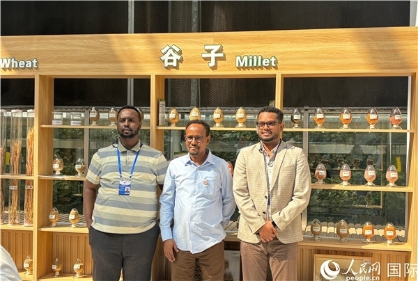 研討班成員在聽取講解后合影留念。人民網(wǎng) 曹欣悅攝