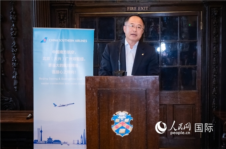 圖為中國駐倫敦旅游辦事處主任張力致辭。人民網(wǎng) 郭錦標(biāo)攝