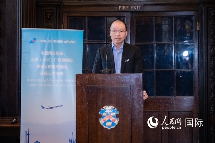 圖為中國南方航空倫敦營業(yè)部總經(jīng)理陳珂致辭。人民網(wǎng) 郭錦標(biāo)攝