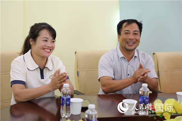 越南沙巴市黃連寄宿制民族小學(xué)老師阮氏秋姮、阮文享。人民網(wǎng)記者簡承淵攝