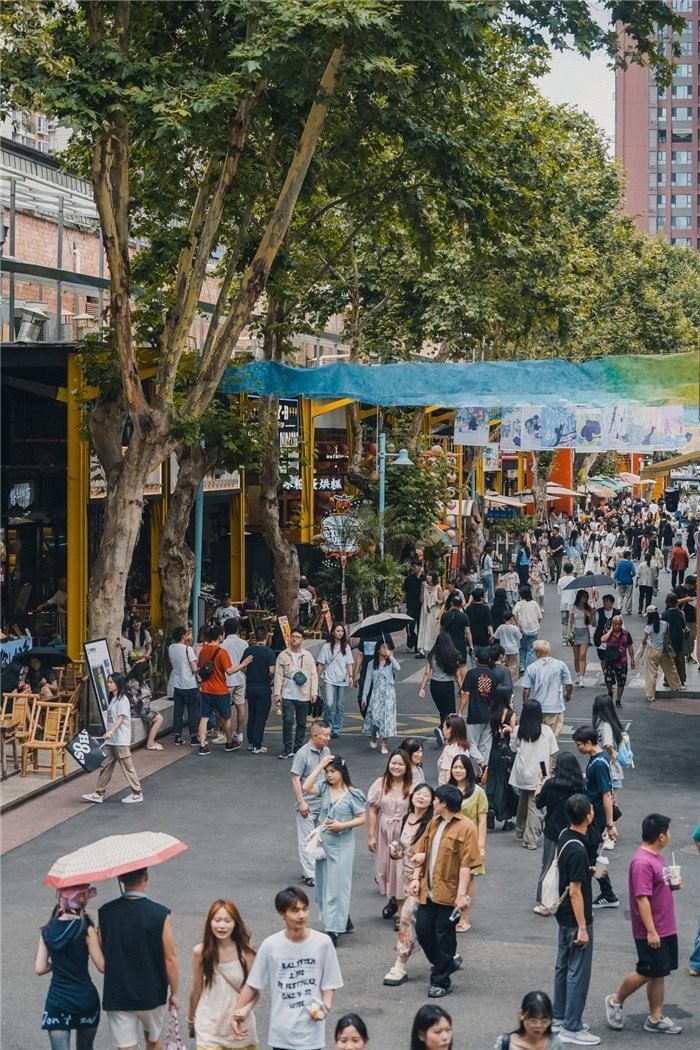 北街美食區(qū)是東郊記憶園區(qū)集美食、文化與休閑于一體的特色區(qū)域，為游客和當?shù)鼐用裉峁┝素S富多樣的餐飲選擇。資料圖片