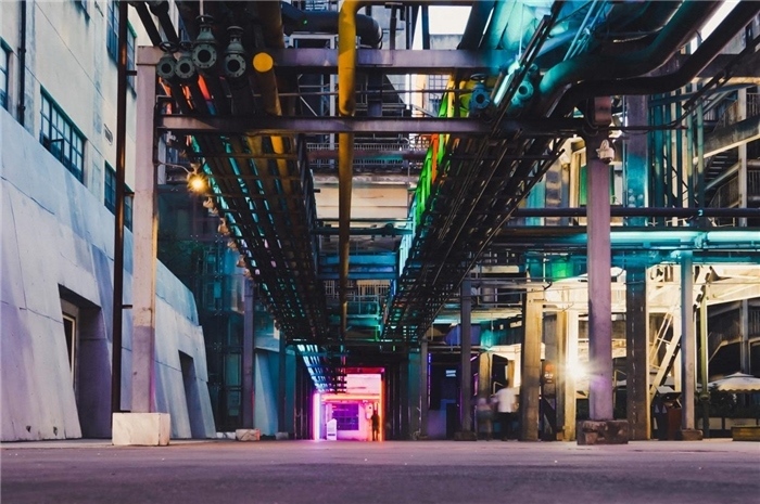 東郊記憶園區(qū)工業(yè)橫街完整地保留了園區(qū)的工業(yè)元素，如工業(yè)煙囪、動力管廊架和水塔等，形成了園區(qū)獨特的工業(yè)風景線。資料圖片