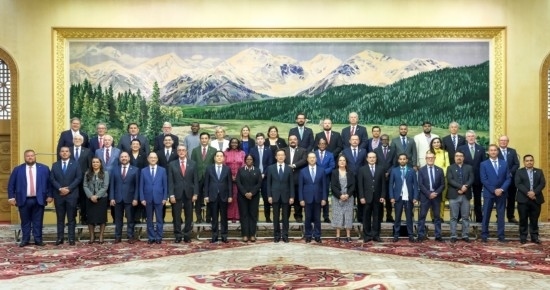  8月30日，國家副主席韓正在北京集體會見出席2024年國際議員友好交流論壇的各國代表。新華社記者 丁林 攝