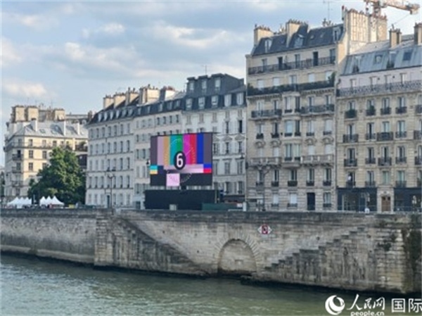 奧運(yùn)會開幕式，安置在塞納河兩岸的大屏幕。人民網(wǎng)記者 何蒨攝