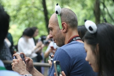 俄羅斯《俄羅斯報(bào)》視覺內(nèi)容編輯阿爾圖爾·杰魯諾夫在拍攝熊貓。（李佩藺 攝）