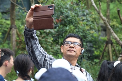 媒體考察團(tuán)成員在熊貓谷拍照“打卡”。（李佩藺 攝）
