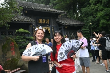 媒體考察團(tuán)成員在都江堰清溪園合影留念。（陳斌 攝）