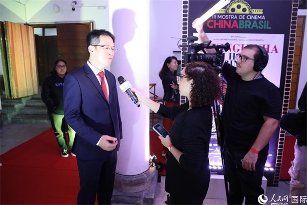 第三屆中國－巴西電影展主辦方巴西康橋博智文化傳媒公司總經(jīng)理陳翔廣在接受媒體采訪時表示，希望通過中巴電影展這個平臺促進(jìn)兩國文化交流，把更多的中國影視作品引進(jìn)巴西。人民網(wǎng)記者 陳一鳴攝