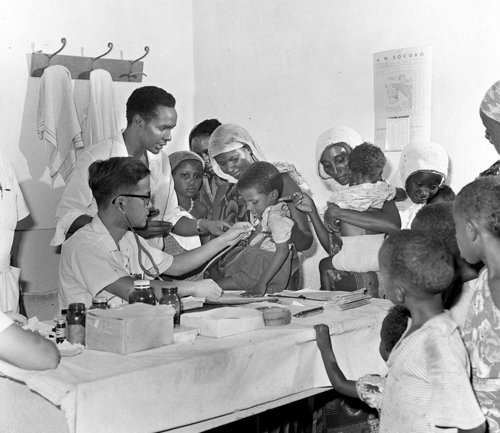 1968年4月，中國醫(yī)療隊(duì)醫(yī)生在索馬里阿弗戈依鎮(zhèn)巡回醫(yī)療時(shí)為當(dāng)?shù)貎和尾　? width=