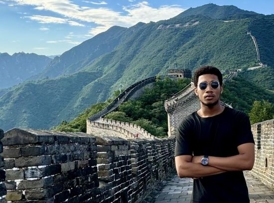 8月28日，尼日利亞青年阿米爾·阿希姆在慕田峪長(zhǎng)城留影。新華社發(fā)（清華大學(xué)供圖）