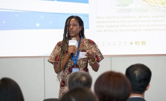 8月29日，在第二屆清華國(guó)際青年對(duì)話論壇活動(dòng)上，來自烏干達(dá)的媒體人詹尼弗·阿西姆韋分享中國(guó)之旅的感悟。新華社發(fā)（畢尚宏攝）