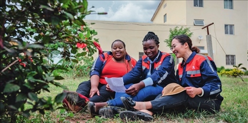 在肯尼亞內(nèi)羅畢，非洲之星鐵路運(yùn)營(yíng)公司工電部電子設(shè)備檢修工區(qū)工長(zhǎng)陳玲（右）在休息時(shí)教學(xué)員唱中文歌曲（2023 年 5 月 23 日攝） 王冠森攝 / 本刊
