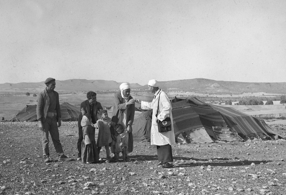 1965年，一名中國援阿爾及利亞醫(yī)療隊(duì)醫(yī)生（右一）在阿爾及利亞賽伊達(dá)省為牧民診治。