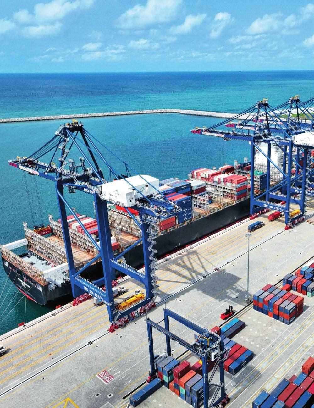 由中國(guó)港灣工程有限責(zé)任公司承建的尼日利亞萊基深水港位于中尼合作建設(shè)的拉各斯萊基自貿(mào)區(qū)內(nèi)，是尼日利亞首個(gè)現(xiàn)代化深水港和最大港口。圖為一艘貨輪在尼日利亞拉各斯萊基深水港裝卸集裝箱（2024 年 3 月 11 日攝）萊基港公司供圖