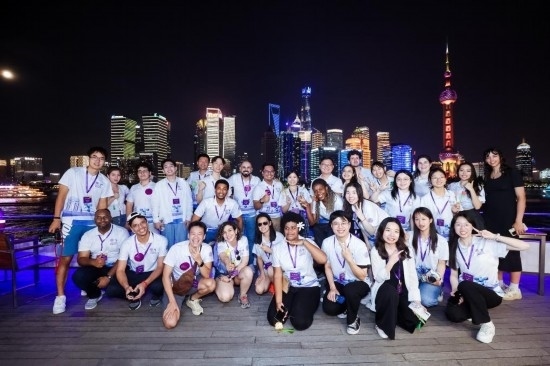 8月21日，中外青年在上海參觀時(shí)合影留念。新華社發(fā)（清華大學(xué)供圖）