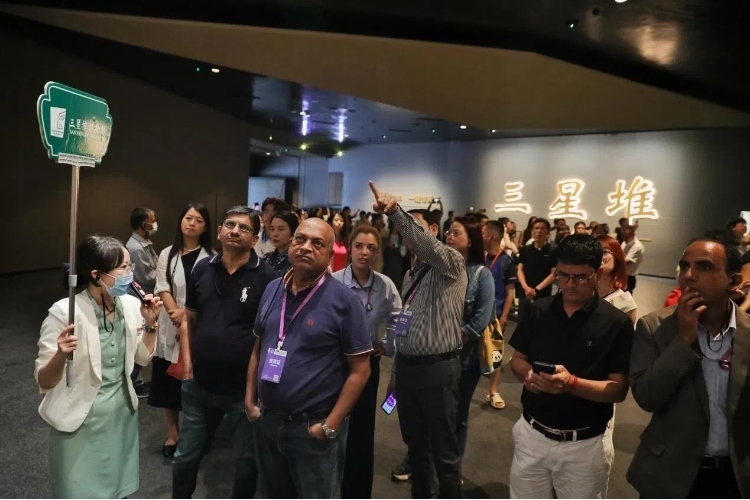 8月31日，亞洲媒體考察團(tuán)參訪三星堆博物館?！吨袊?guó)經(jīng)濟(jì)周刊》記者肖翊攝