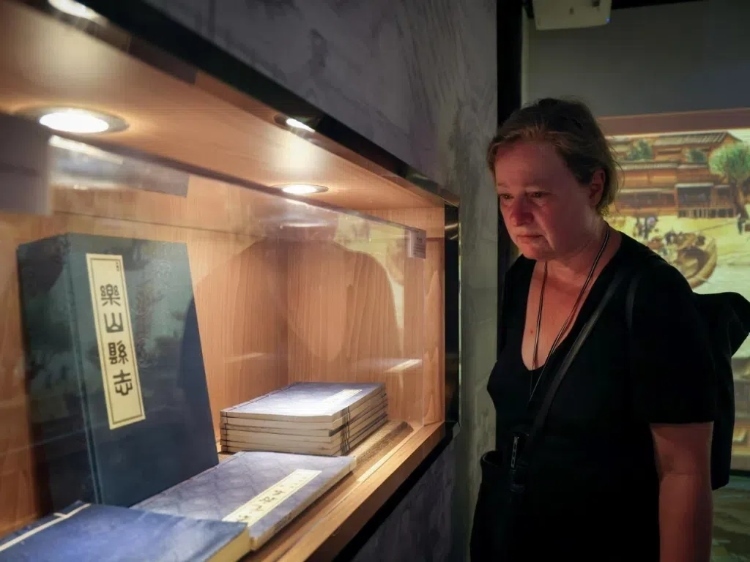 2024“一帶一路”媒體合作論壇聯(lián)合采訪調(diào)研行成員在蘇稽古鎮(zhèn)調(diào)研樂山歷史文化。本報(bào)記者 伊霄攝