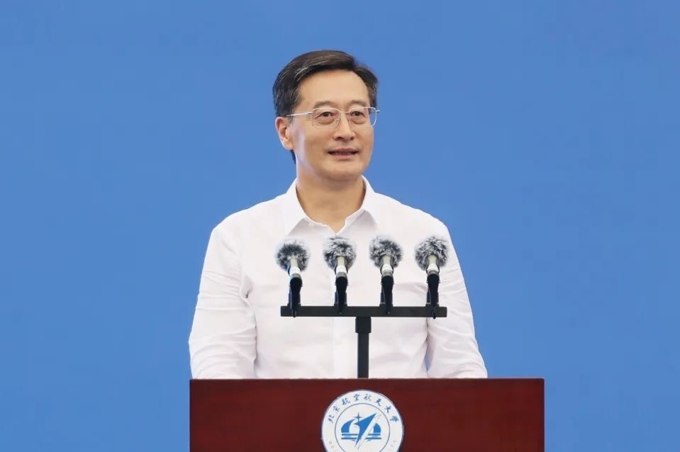 中國(guó)工程院院士、北京航空航天大學(xué)校長(zhǎng)王云鵬在2024級(jí)新生開學(xué)典禮上講話。校方供圖