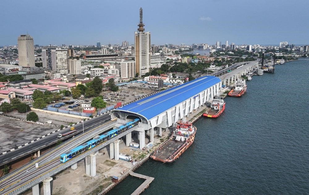△2024年3月，在尼日利亞拉各斯，一列輕軌藍(lán)線列車駛?cè)氪a頭站。拉各斯輕軌藍(lán)線是西非地區(qū)首條由中國企業(yè)自主設(shè)計(jì)、建造、施工、運(yùn)營的電氣化城市軌道交通項(xiàng)目。