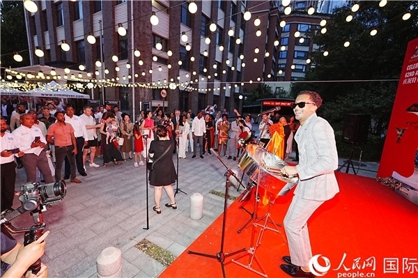來(lái)自特多的藝術(shù)家在慶祝儀式上表演特多鋼鼓。人民網(wǎng)記者 趙益普攝