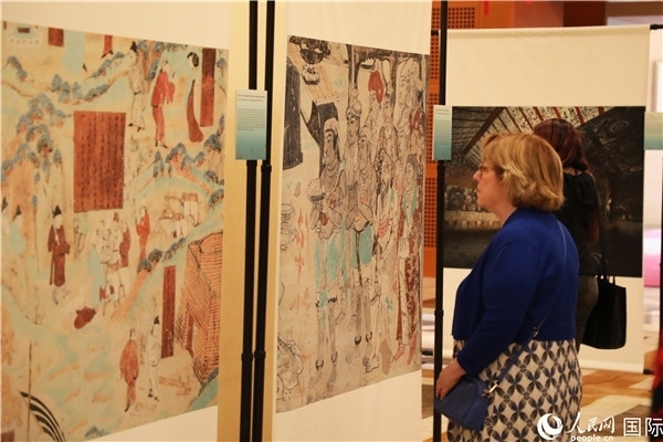 來賓在參觀敦煌高清攝影和壁畫高保真復(fù)制品。 人民網(wǎng)記者 李志偉攝