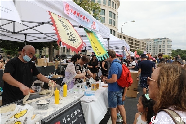 3、活動現(xiàn)場設(shè)置了眾多展臺。 人民網(wǎng)記者 李志偉攝