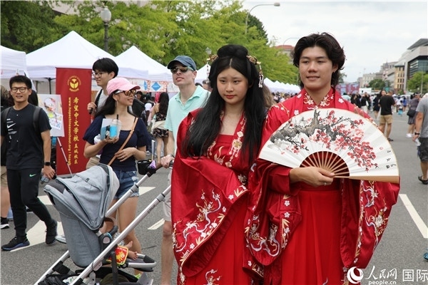 5、當?shù)厝A僑華人身穿漢服參加文化節(jié)。 人民網(wǎng)記者 李志偉攝