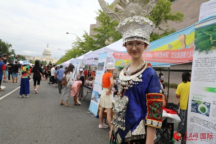 在第22屆美國華盛頓“中國文化節(jié)”上，一名當(dāng)?shù)孛癖娚泶┲袊贁?shù)民族服飾。人民網(wǎng)記者 李志偉攝