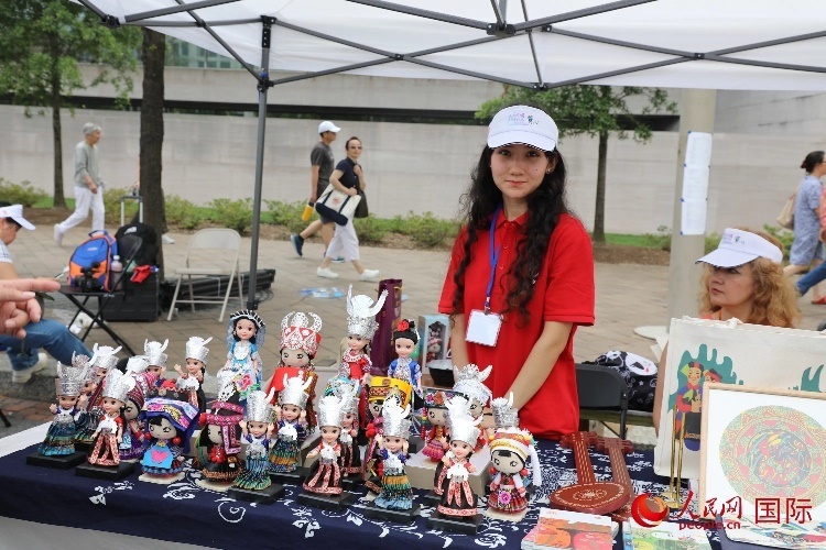 在今年活動上，貴州代表團設(shè)立的貴州非遺文化、“村BA”文創(chuàng)、貴州茶文化等展區(qū)。人民網(wǎng)記者 李志偉攝