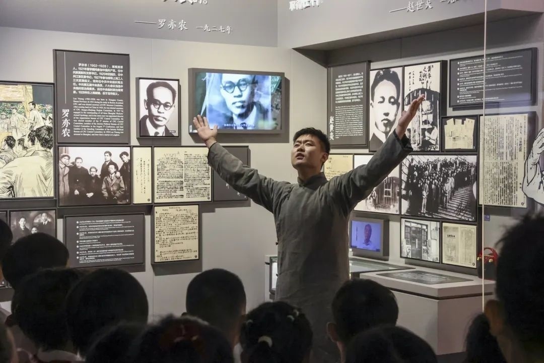 勞模身穿長(zhǎng)袍再現(xiàn)烈士事跡。徐匯區(qū)總工會(huì)供圖