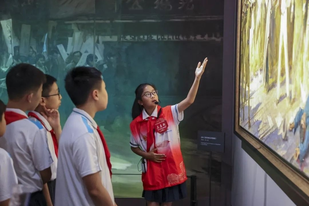 同學(xué)們觀賞不同革命場(chǎng)景及烈士形象的藝術(shù)作品。徐匯區(qū)總工會(huì)供圖