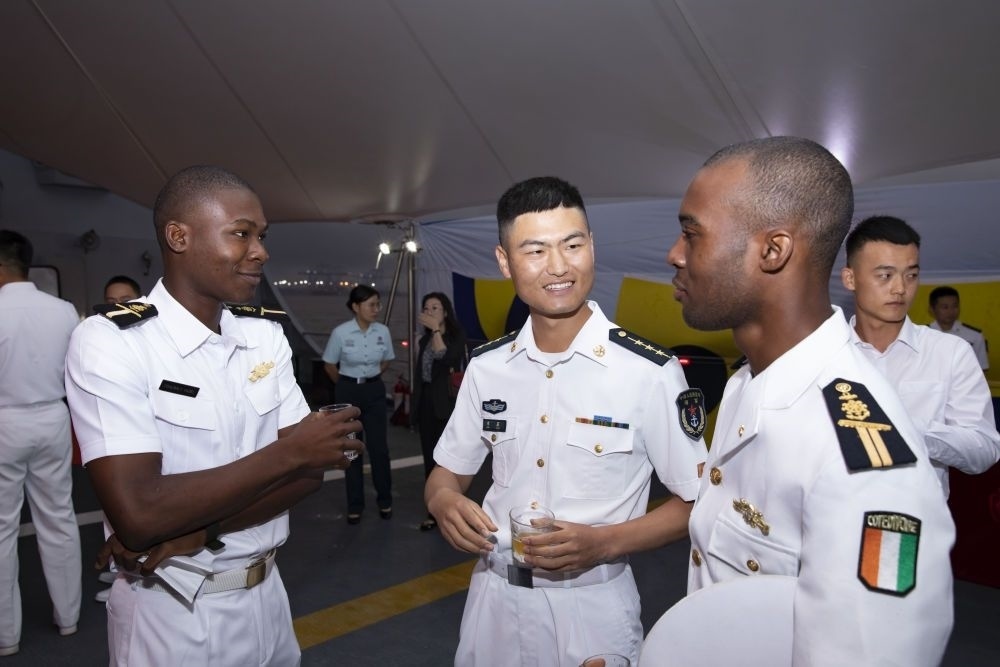 2023年6月25日，中國(guó)和科特迪瓦雙方官兵在南寧艦舉辦的甲板招待會(huì)上交流。中國(guó)海軍第43批護(hù)航編隊(duì)22日抵達(dá)科特迪瓦經(jīng)濟(jì)首都阿比讓，開始對(duì)科特迪瓦為期4天的友好訪問。