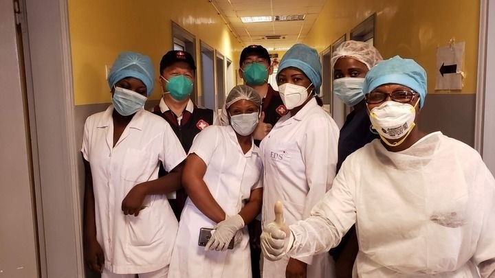 2020年5月26日，中國(guó)抗疫醫(yī)療專家組在剛果（布）首都布拉柴維爾指導(dǎo)新冠肺炎病房建設(shè)時(shí)，與當(dāng)?shù)匾痪€醫(yī)務(wù)人員合影。新華社發(fā)