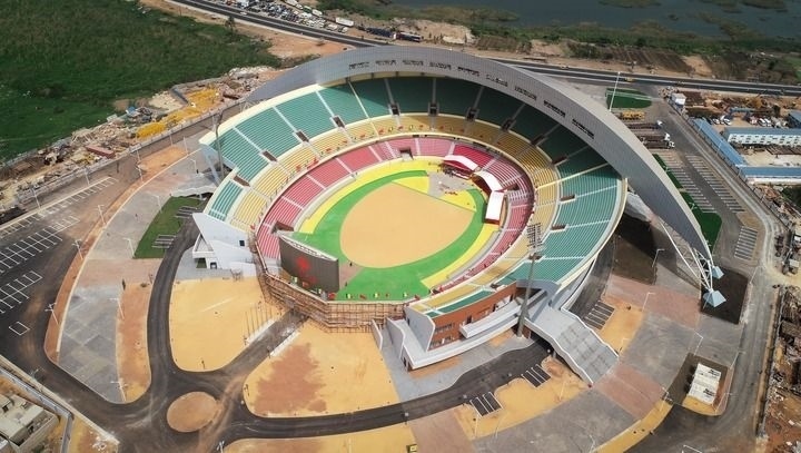 這是2018年7月18日在塞內(nèi)加爾首都達(dá)喀爾航拍的中國(guó)援建的塞內(nèi)加爾競(jìng)技摔跤場(chǎng)。新華社記者 呂帥 攝