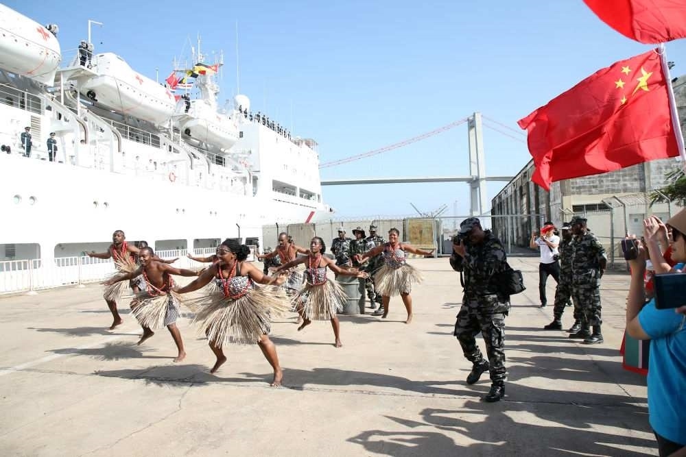 2024年8月16日，在莫桑比克馬普托港，當(dāng)?shù)匮輪T表演舞蹈，歡送中國(guó)海軍“和平方舟”號(hào)醫(yī)院船。