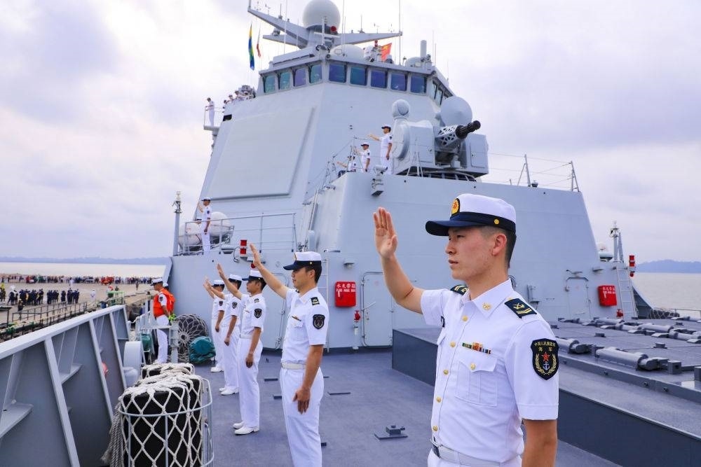 2023年7月8日，中國(guó)海軍第43批護(hù)航編隊(duì)官兵向加蓬利伯維爾奧文多港碼頭的歡迎人群揮手致意。中國(guó)海軍第43批護(hù)航編隊(duì)抵達(dá)加蓬利伯維爾，開始對(duì)加蓬進(jìn)行為期4天的友好訪問。