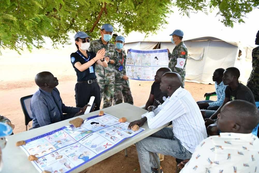 2020年3月，在南蘇丹首都朱巴，執(zhí)行聯(lián)合國(guó)維和任務(wù)的中國(guó)維和警察廖潔給當(dāng)?shù)鼐熘v解防疫知識(shí)。