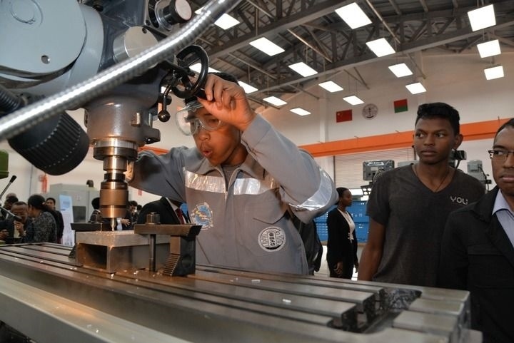 2024年4月26日，在馬達(dá)加斯加首都塔那那利佛，塔那那利佛大學(xué)理工學(xué)院的學(xué)生在魯班工坊操作設(shè)備。新華社發(fā)（西塔卡·拉喬納里松攝）
