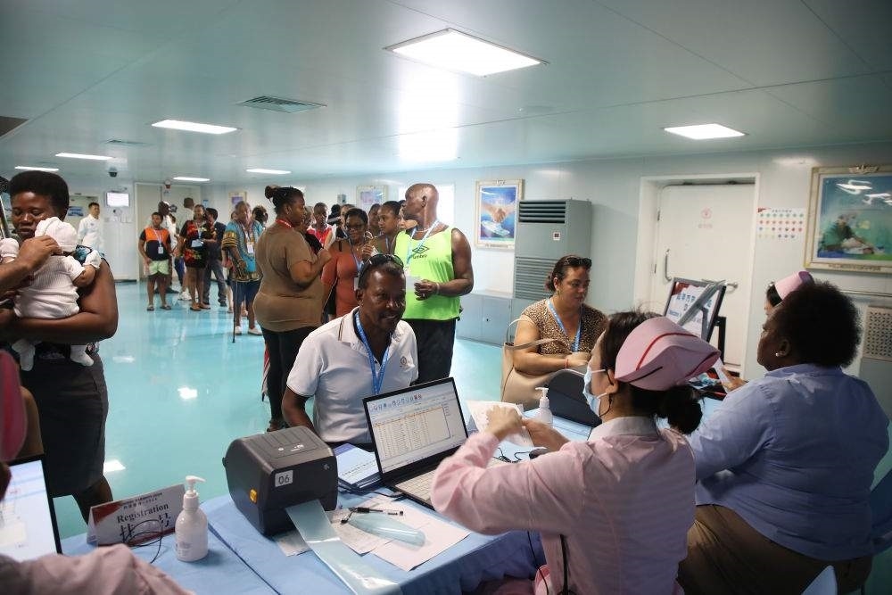 2024年7月8日，塞舌爾民眾在中國(guó)海軍“和平方舟”號(hào)醫(yī)院船上排隊(duì)就診。