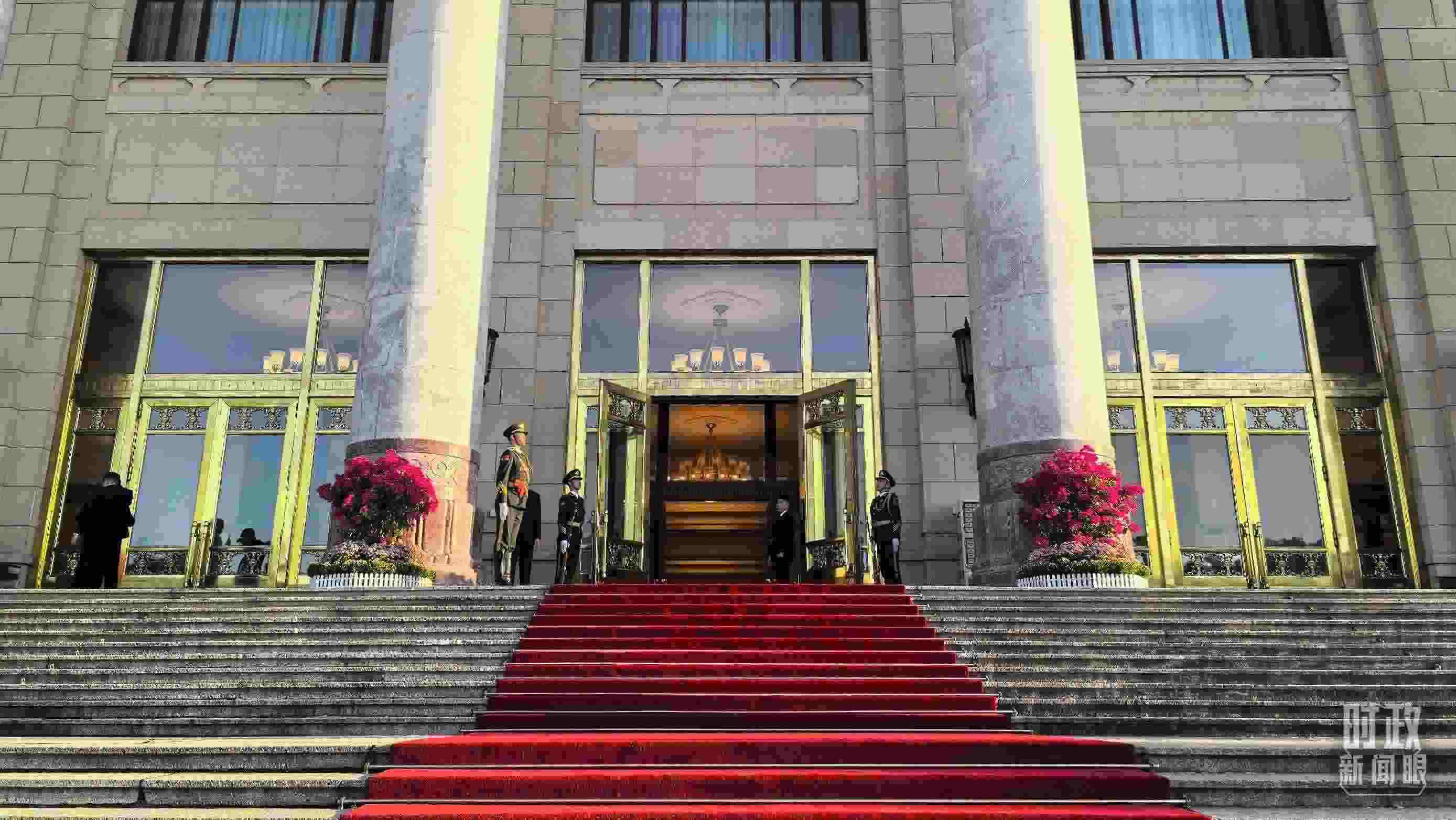 △人民大會堂外，禮兵列隊迎接貴賓。（總臺央視記者陸泓宇拍攝）